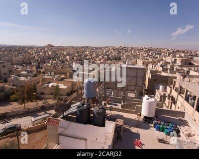 Wassertanks auf dem Dach sind ein häufiger Anblick in der trockenen, weitläufigen Stadt Zarqa, Jordanien, eine separate Gemeinde von der benachbarten Stadt Amman. Stockfoto