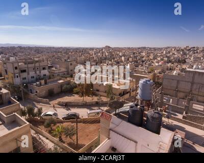 Wassertanks auf dem Dach sind ein häufiger Anblick in der trockenen, weitläufigen Stadt Zarqa, Jordanien, eine separate Gemeinde von der benachbarten Stadt Amman. Stockfoto