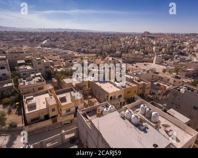 Wassertanks auf dem Dach sind ein häufiger Anblick in der trockenen, weitläufigen Stadt Zarqa, Jordanien, eine separate Gemeinde von der benachbarten Stadt Amman. Stockfoto