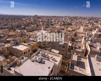 Wassertanks auf dem Dach sind ein häufiger Anblick in der trockenen, weitläufigen Stadt Zarqa, Jordanien, eine separate Gemeinde von der benachbarten Stadt Amman. Stockfoto