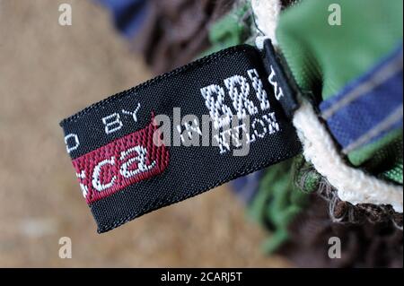 1970S BRI NYLON-LABEL IN VINTAGE-KLEIDUNG RE KUNSTSTOFF KLEIDUNG MODE BRINYLON STOFF ETC UK Stockfoto