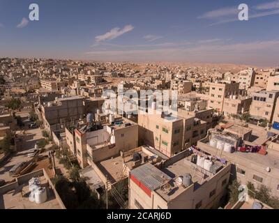 Wassertanks auf dem Dach sind ein häufiger Anblick in der trockenen, weitläufigen Stadt Zarqa, Jordanien, eine separate Gemeinde von der benachbarten Stadt Amman. Stockfoto