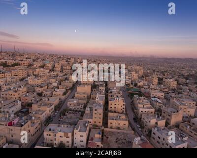 Die weitläufige Stadt Zarqa, Jordanien ist eine separate Gemeinde von der benachbarten Stadt Amman. Stockfoto