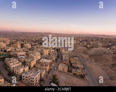 Die weitläufige Stadt Zarqa, Jordanien ist eine separate Gemeinde von der benachbarten Stadt Amman. Stockfoto