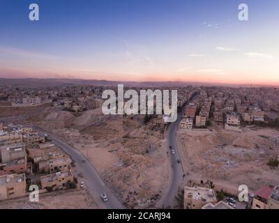 Die weitläufige Stadt Zarqa, Jordanien ist eine separate Gemeinde von der benachbarten Stadt Amman. Stockfoto