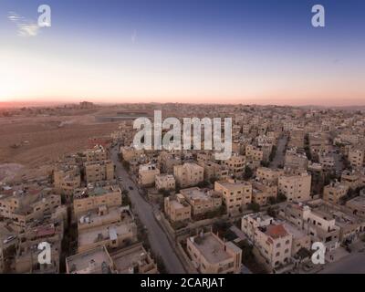 Die weitläufige Stadt Zarqa, Jordanien ist eine separate Gemeinde von der benachbarten Stadt Amman. Stockfoto