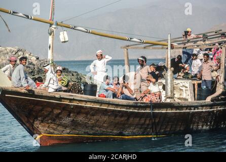 Khasab, Halbinsel Musandam, Oman. Dhow mit Einheimischen und Touristen auf eine nahe gelegene Insel. Fotografiert Im März 1985. Stockfoto