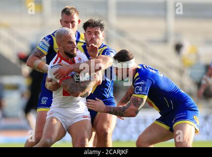 Hull KR's Ben Crooks wurde von Daryl Clark und Joe Philbin von Warrington Wolves während des Betfred Super League Spiels im Emerald Headingley Stadium in Leeds angegangen. Stockfoto