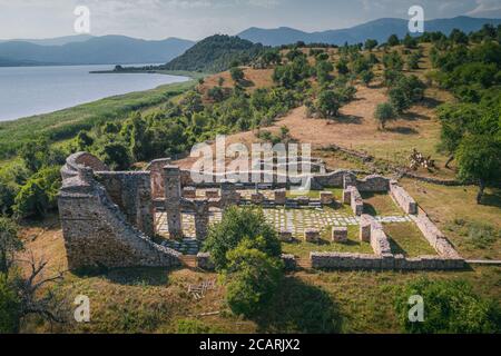 Kirche Agios Achilios gegründet in ca. 986-990 von Zar Samuel von Bulgarien auf Agios Achilios Insel, Prespa Seen, Griechenland Stockfoto