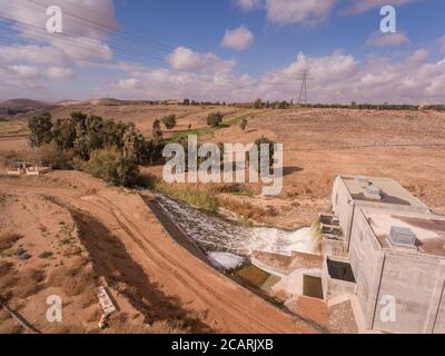 Sauberes, aufbereitetes Wasser fließt aus der Kläranlage AS-Samra in Zarqa, Jordanien. Stockfoto