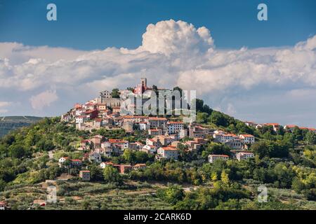 Motovun Altstadt auf dem Hügel mit Wolken Stockfoto