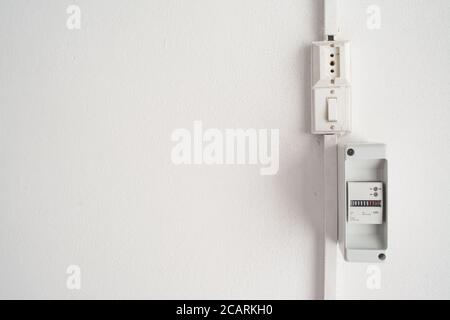 Stromzähler in einer weißen Wand mit Kopierraum Stockfoto