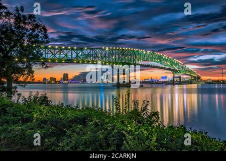 Hart Bridge bei Dämmerung Stockfoto