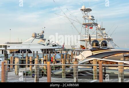 Detailbild der Yachten auf Long Wharf in Sag Harbor, NY Stockfoto