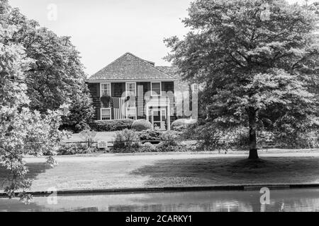 Ein altes zweistöckiges Haus in der James Lane in East Hampton, NY Stockfoto