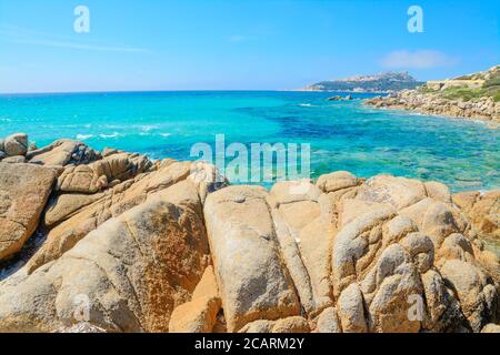 Gelbe Felsen am Strand von Santa Reparata auf Sardinien Stockfoto