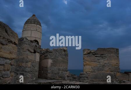 Vor dem Hintergrund eines stürmischen Himmels, die Türme der Festung Yenikale . Burg, Festung, Landschaft.Raum für Text. Stockfoto