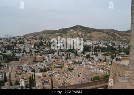 Mirador de San Nicolas mit Blick auf die Alhambra in Granada, Andalusien. Wir können auch den Pico Veleta in der Sierra Nevada sehen. Stockfoto