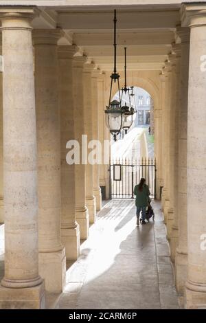 Frau und Kind im Palais Royal; Paris; Frankreich Stockfoto