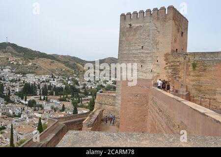 Mirador de San Nicolas mit Blick auf die Alhambra in Granada, Andalusien. Wir können auch den Pico Veleta in der Sierra Nevada sehen. Stockfoto