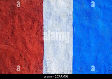 Lebendige Farbbänder: Sattes Rot und Blau, lackierte Oberfläche, hartes Licht. Stockfoto