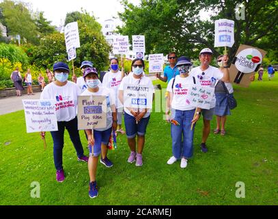 Im ganzen Land marschierten die NHS-Arbeiter für eine Lohnerhöhung. Unter dem Banner "NHS Workers Say No" forderten Krankenschwestern eine 15%-PAR-Erhöhung. Am 8. August 2020 gab es Aktionen in ganz Großbritannien. In Bournemouth wurde der marsch für eine Gehaltserhöhung von einer großen Versammlung besucht. Auf dem Marsch vom Platz fand eine Route zum Horse Shoe Common nach Bournemouth Gardens statt. Nurses United UK organisierte diese Demonstrationen in ganz Großbritannien Stockfoto