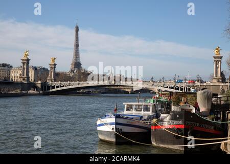 Pont Alexandre III Brücke mit Eiffelturm; Paris; Frankreich mit Boot und Barge Stockfoto