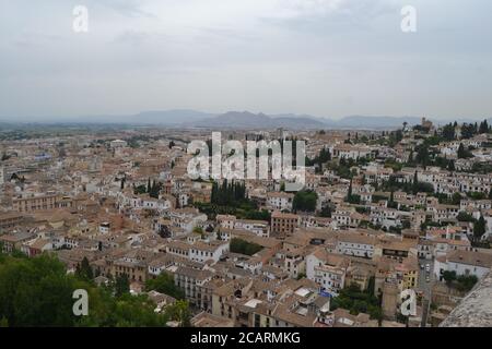 Mirador de San Nicolas mit Blick auf die Alhambra in Granada, Andalusien. Wir können auch den Pico Veleta in der Sierra Nevada sehen. Stockfoto