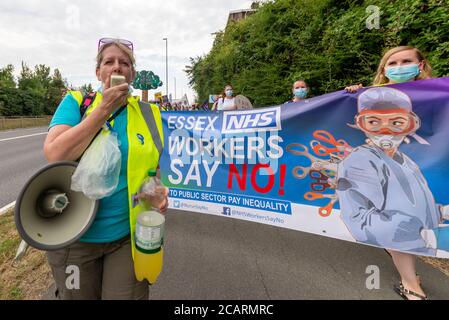 NHS protestmarsch gegen die Verfehlung der Gehaltserhöhung im öffentlichen Sektor und zur Ehre der durch COVID-19 in Basildon, Essex getöteten Gesundheitskräfte Stockfoto