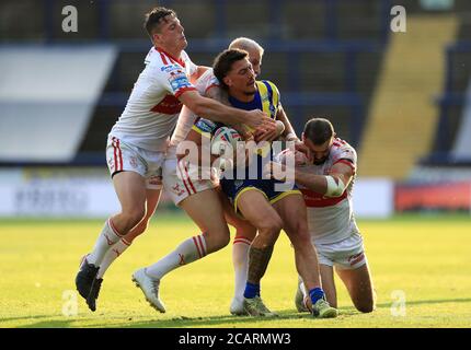 Rumpf KR's Matty Gee, Ben Crooks und Kane Linnet bekämpfen Warrington Wolves' Anthony Gelling während des Betfred Super League Spiels im Emerald Headingley Stadium, Leeds. Stockfoto