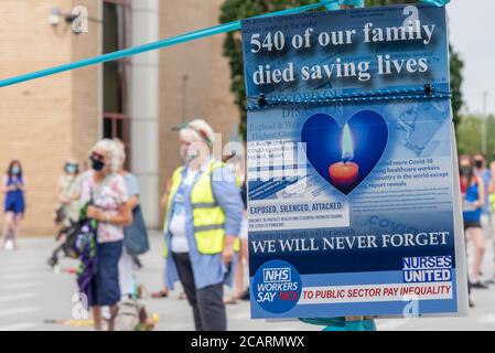 Plakat bei einem NHS-Protest gegen die Verfehlung der Gehaltserhöhung des öffentlichen Sektors und zur Ehre des durch COVID-19 in Basildon, Essex getöteten Gesundheitspersonals Stockfoto