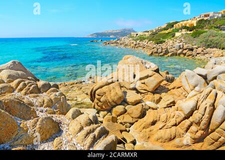 Gelbe Felsen am Strand von Santa Reparata, Sardinien Stockfoto