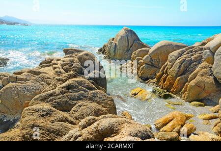 Felsen am Strand von Santa Reparata, Sardinien Stockfoto