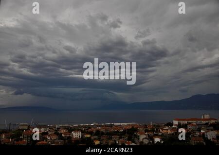 Schelfwolke über der Adria.Schelfwolke ist eine niedrig hängende, keilförmige Formation, die bei einem Gewitter entlang der Vorderkante einer Böschungsfront auftritt. Stockfoto