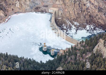 Luftaufnahme von gefrorenem Strontia Springs Reservoir und Staudamm, Jefferson County, Colorado Stockfoto