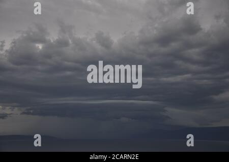 Schelfwolke über der Adria.Schelfwolke ist eine niedrig hängende, keilförmige Formation, die bei einem Gewitter entlang der Vorderkante einer Böschungsfront auftritt. Stockfoto