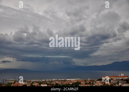 Schelfwolke über der Adria.Schelfwolke ist eine niedrig hängende, keilförmige Formation, die bei einem Gewitter entlang der Vorderkante einer Böschungsfront auftritt. Stockfoto