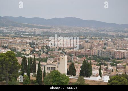 Mirador de San Nicolas mit Blick auf die Alhambra in Granada, Andalusien. Wir können auch den Pico Veleta in der Sierra Nevada sehen. Stockfoto