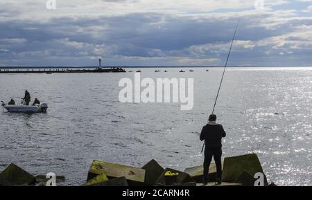 Fischer- und Fischerboote mit Leuchtturm Stockfoto