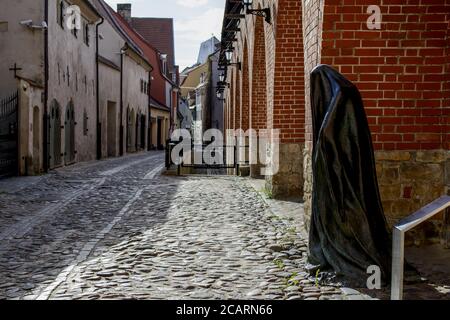 Die Geisterbronze-Skulptur von Ieva Rubeze in der Altstadt In der Nähe der mittelalterlichen Verteidigungsmauer Stockfoto