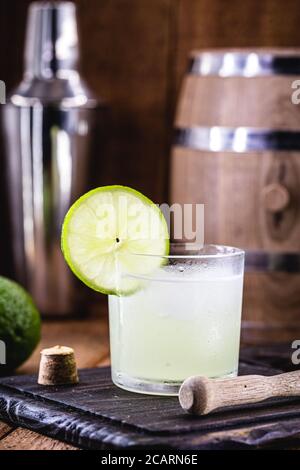 Brasilianischer Caipirinha, typisch brasilianischer Cocktail mit Zitrone, cachaça und Zucker. Traditionelles Getränk aus Brasilien Stockfoto