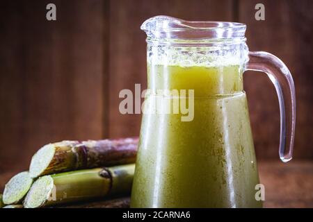 Zuckerrohrsaft Oder Garapa Ist Die Flussigkeit Die Im Mahlprozess Aus Zuckerrohr Gewonnen Wird Typisches Getrank Aus Brasilien Bio Und Naturlich Stockfotografie Alamy