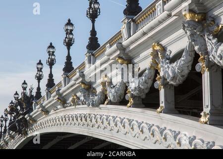 Laternenpfosten an der Brücke Pont Alexandre III, Paris; Frankreich Stockfoto