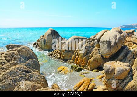 Gelbe Felsen am Strand von Santa Reparata, Sardinien Stockfoto