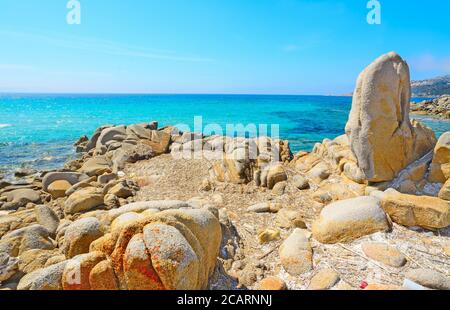 Felsen am Strand von Santa Reparata, Sardinien Stockfoto