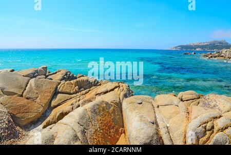 Gelbe Felsen am Strand von Santa Reparata, Sardinien Stockfoto