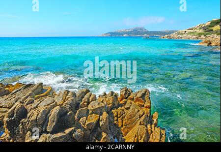 Gelbe Felsen am Strand von Santa Reparata, Sardinien Stockfoto