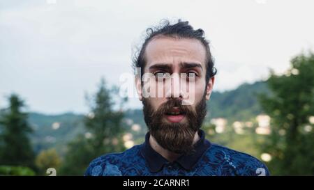 Junge weiße Haut schockiert Gesicht hübsch Hipster Person in der Natur Stockfoto