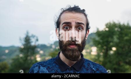 Junge weiße Haut schockiert Gesicht hübsch Hipster Person in der Natur Leben Stilkonzept Stockfoto