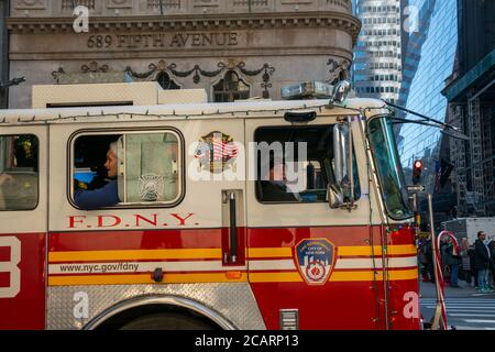 FDNY Fire Engine auf der Fifth Avenue in Midtown Manhattan Stockfoto